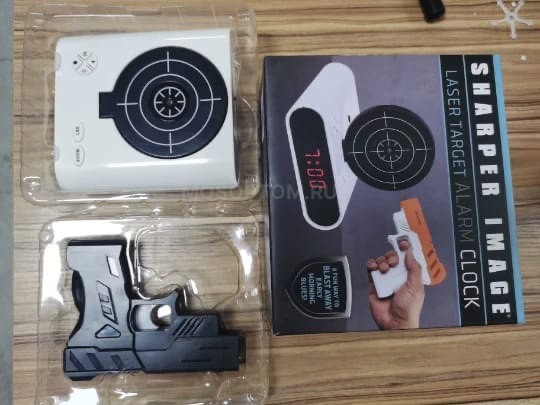 Будильник с мишенью и лазерным пистолетом Sharper Image Laser Target Alarm Clock оптом
